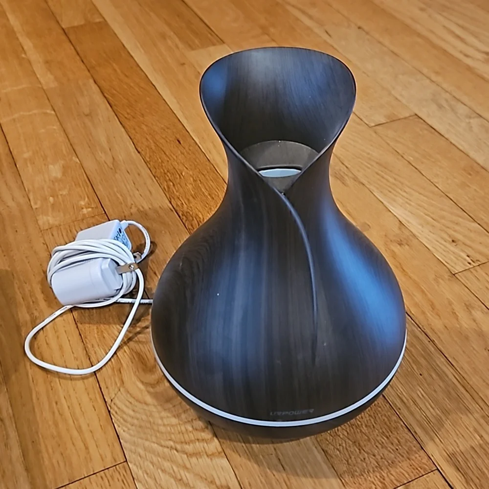 LIKE NEW URPOWER ESSENTIAL OIL DIFFUSER BROWN